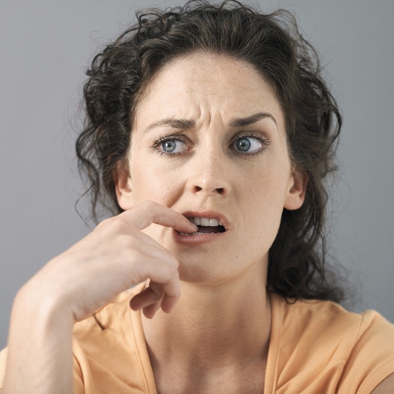 Женщина думает