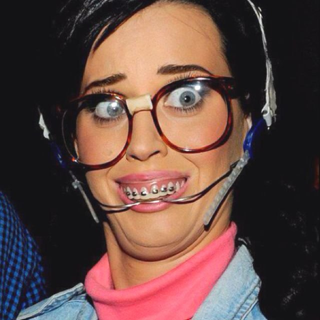 Девушка с брекетами