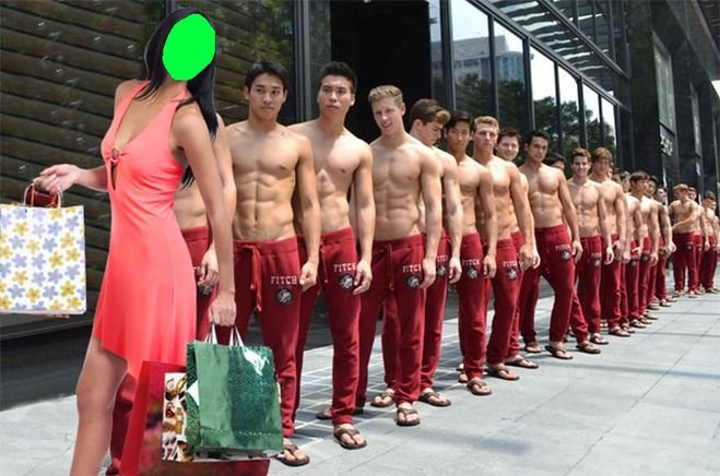 Одна девушка среди мужчин