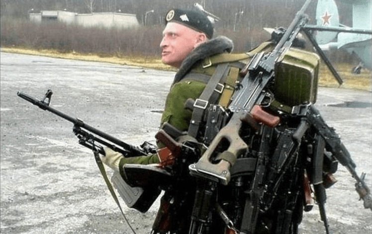 Солдат обвешанный оружием