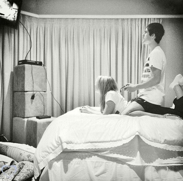 Парень с девушкой в кроватт