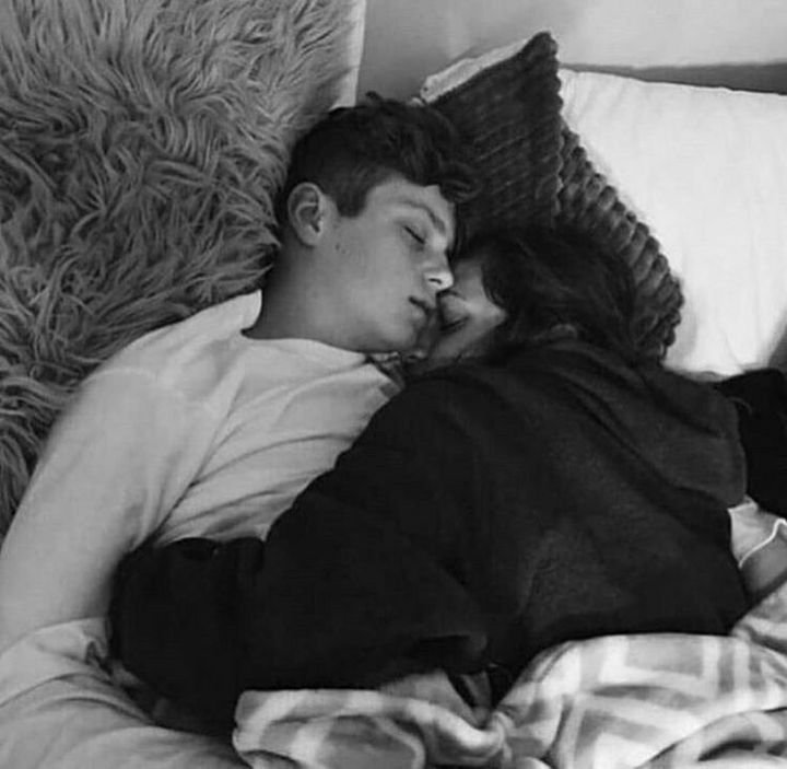 Парень с девушкой в обнимку