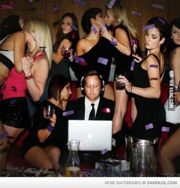 Парень в окружении девушек