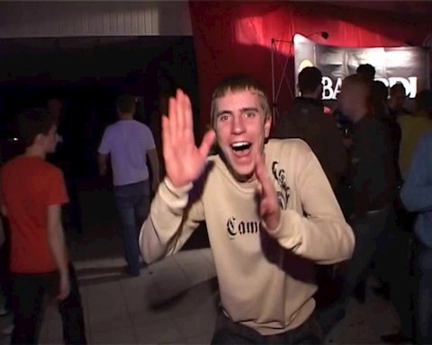 Мужик в клубе танцует