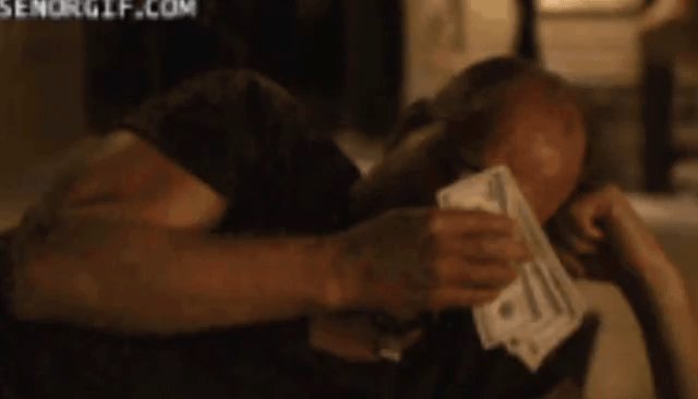 Вуди Харрельсон вытирается деньгами