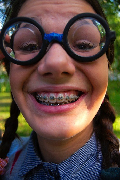Страшная девочка с брекетами