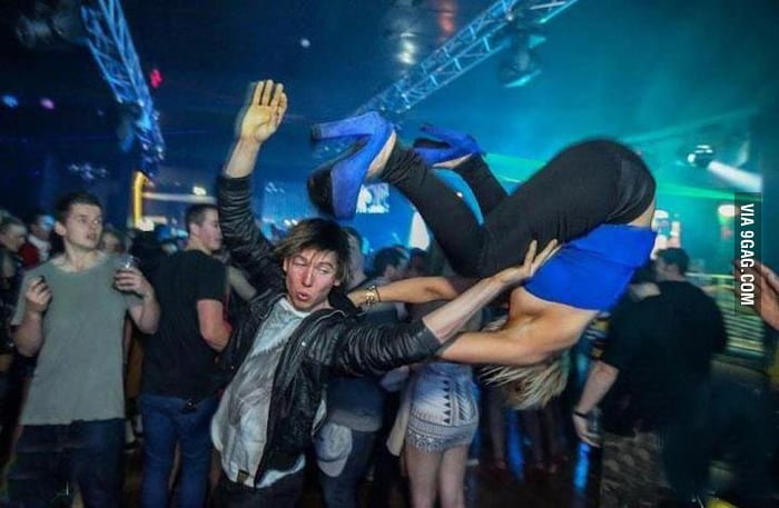 Пьяные люди в клубе