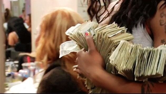 Девушка вытирает слезы деньгами