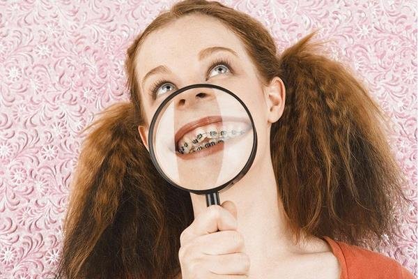 Смешная девушка с брекетами