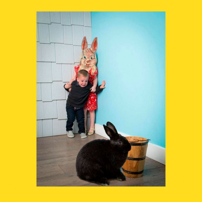 Мальчик и девочка боятся кролика