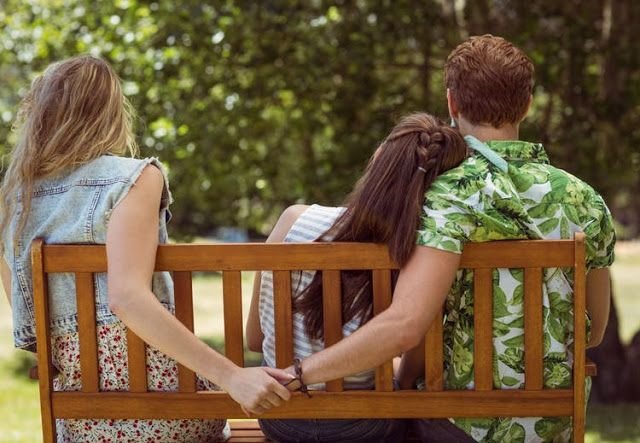 Пара на скамейке
