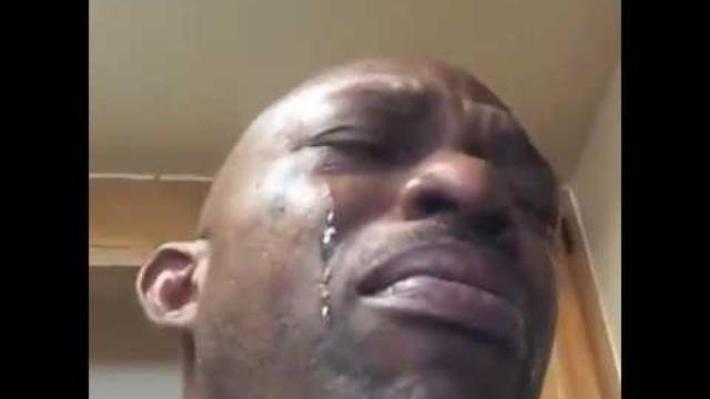 Афроамериканец плачет