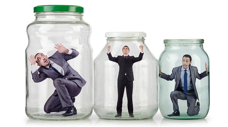 Человек в банке стеклянной