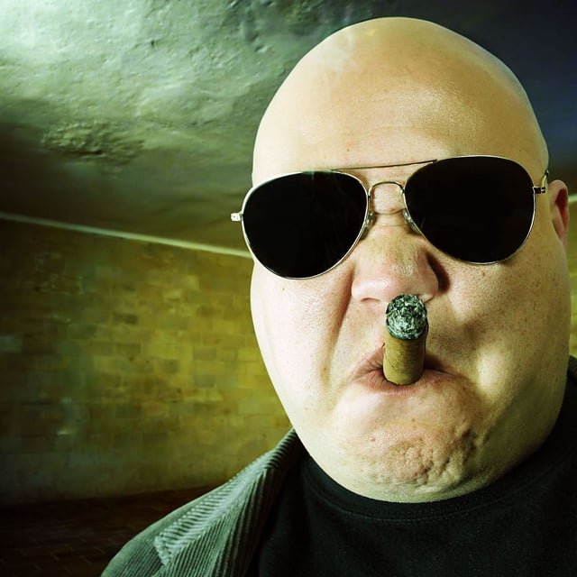 Толстый человек в очках