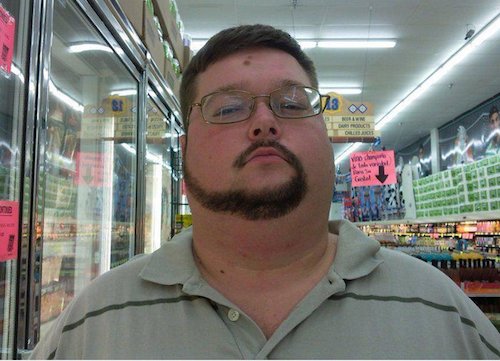 Жирный мужик в очках