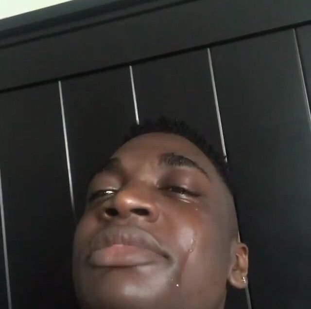 Негр с сигарой плачет