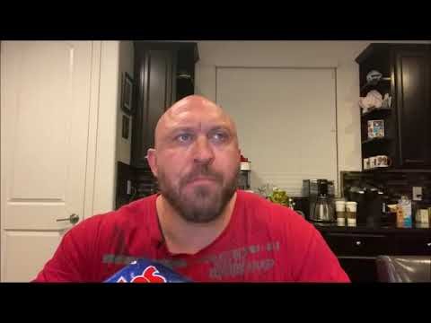 Человек ест чипсы гифка