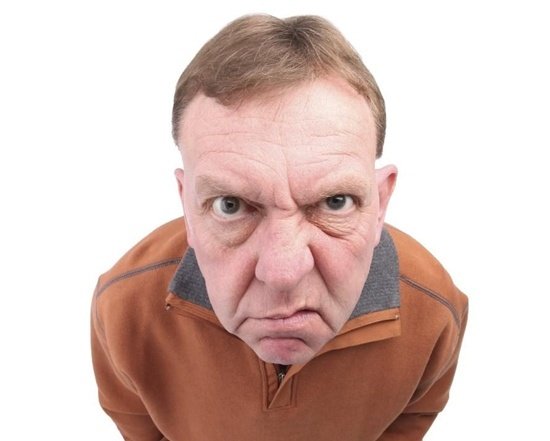 Человек с недовольным лицом