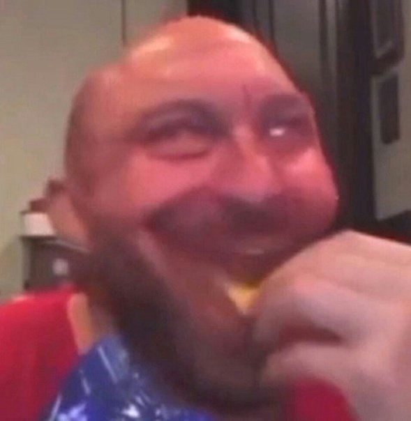 Мужик хавает чипсы