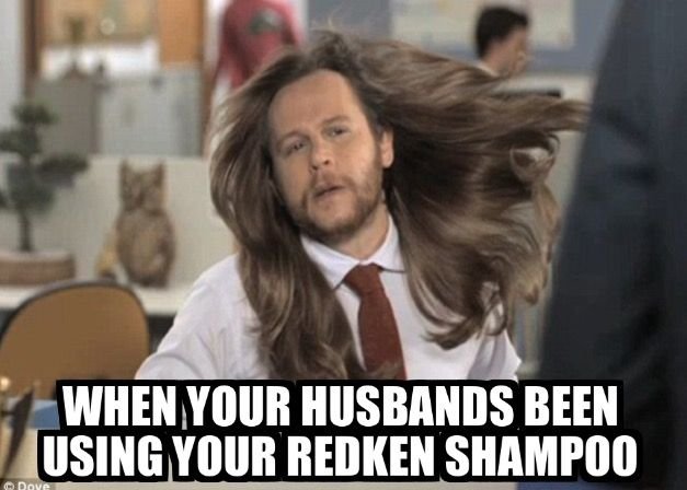 Смешной парень с длинными волосами