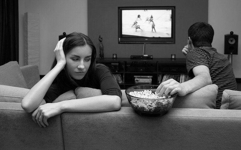 Девушка перед телевизором