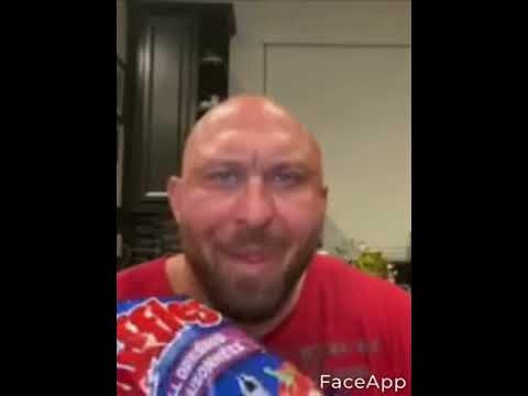 Лысый мужик жрет чипсы