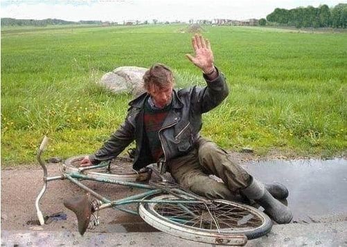 Пьяный мужик на велосипеде