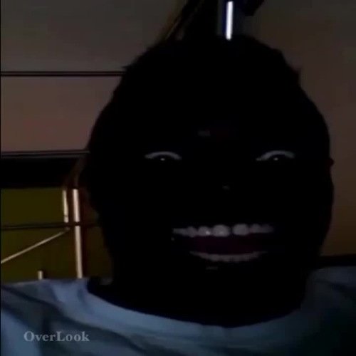 Черный негр улыбается в темноте