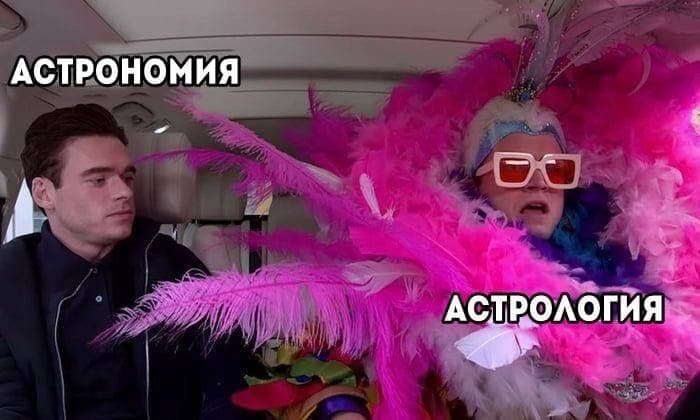 Элтон Джон в перьях в машине