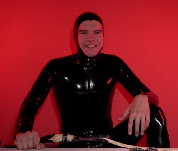 Бэдкомедиан в латексном костюме