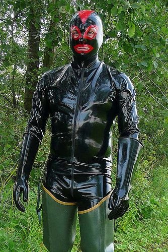 Мужик в латексном костюме