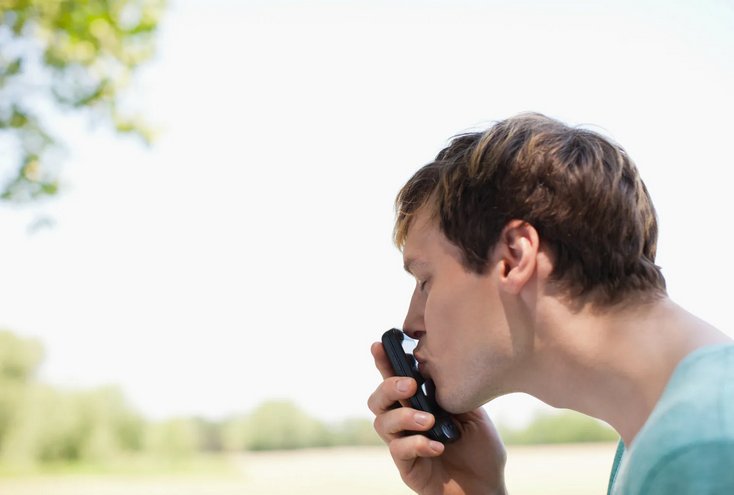 Парень целует экран