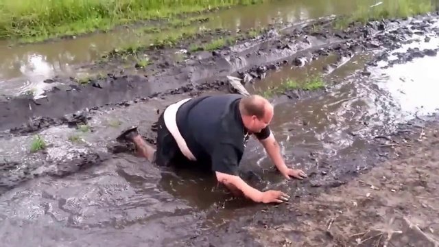 Пьяный мужик упал