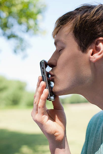 Мужик целует экран телефона