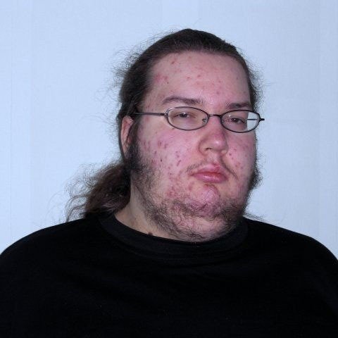 Мужик с длинными волосами