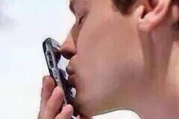 Человек целует телефон