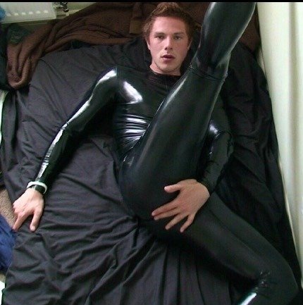 Мальчики в латексных костюмах