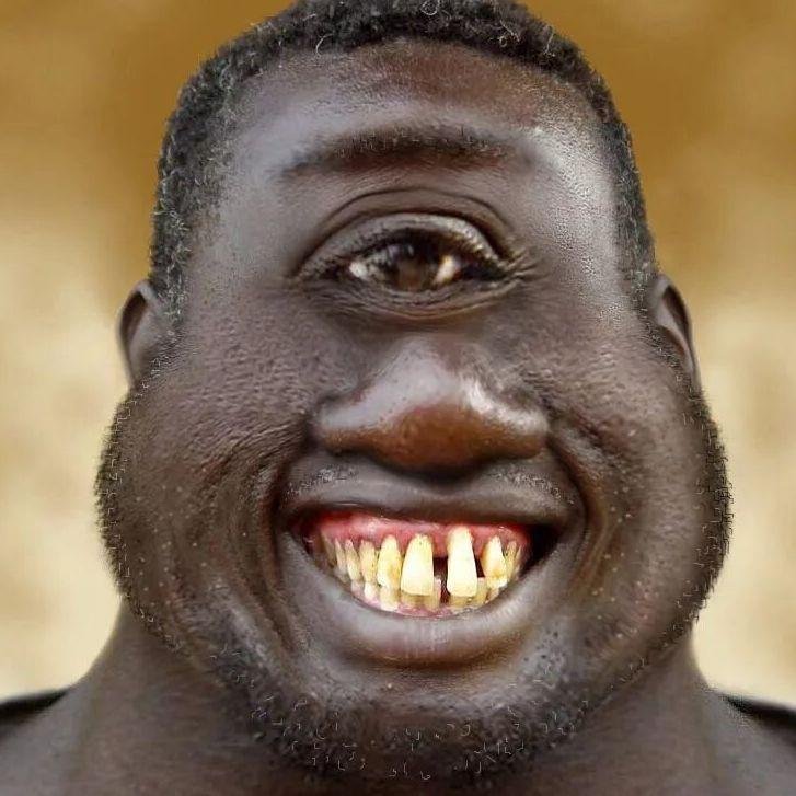 Негр улыбается