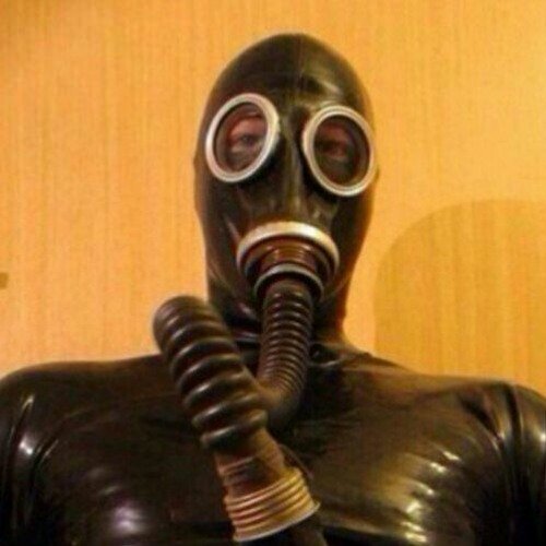 Мужик в противогазе и латексном костюме