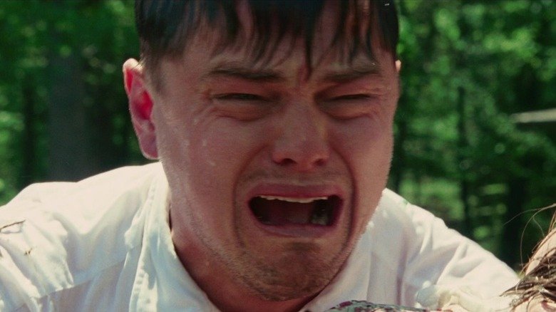 Мужик плачет