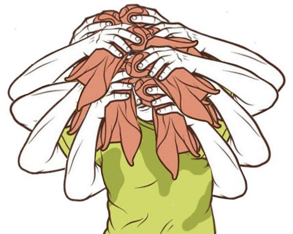 Человек вытирает пот со лба