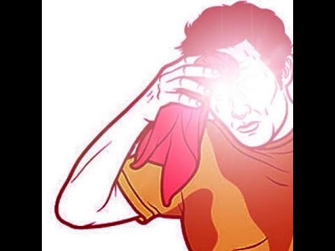 Смахивает пот со лба