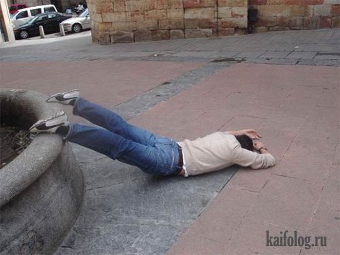 Парень лежит на асфальте