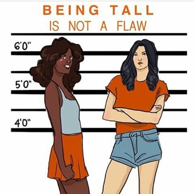 Высокая девушка держит низкую