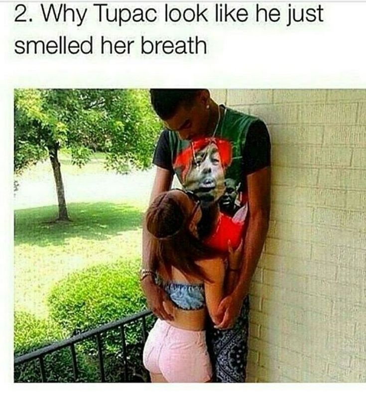 Трогает девочку