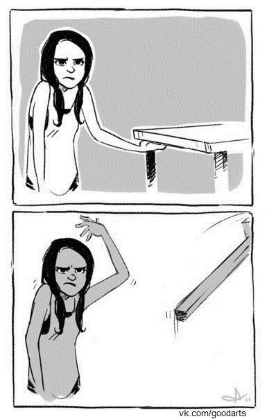 Человек переворачивает стол