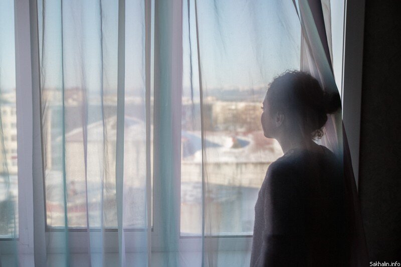 Женщина у окна фото