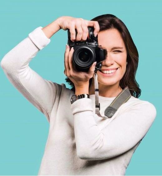 Девушка фотограф в студии