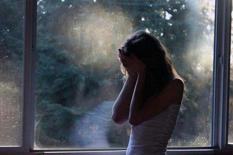 Девушка у окна грусть