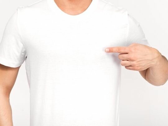 Человек в белой футболке